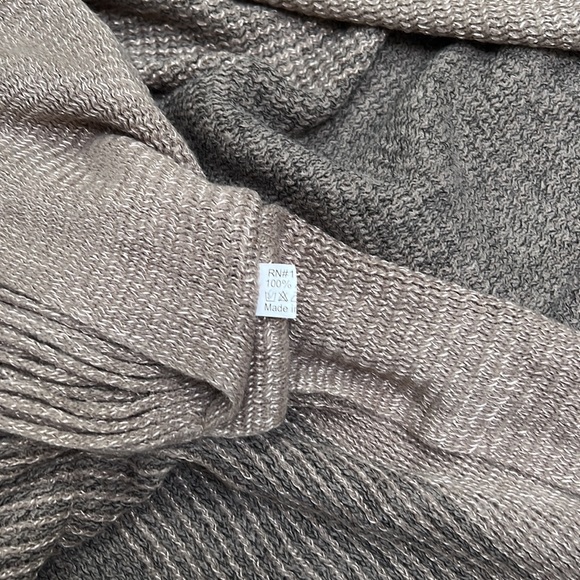 Crosstree Lane one size poncho sweater - Picture 6 of 7